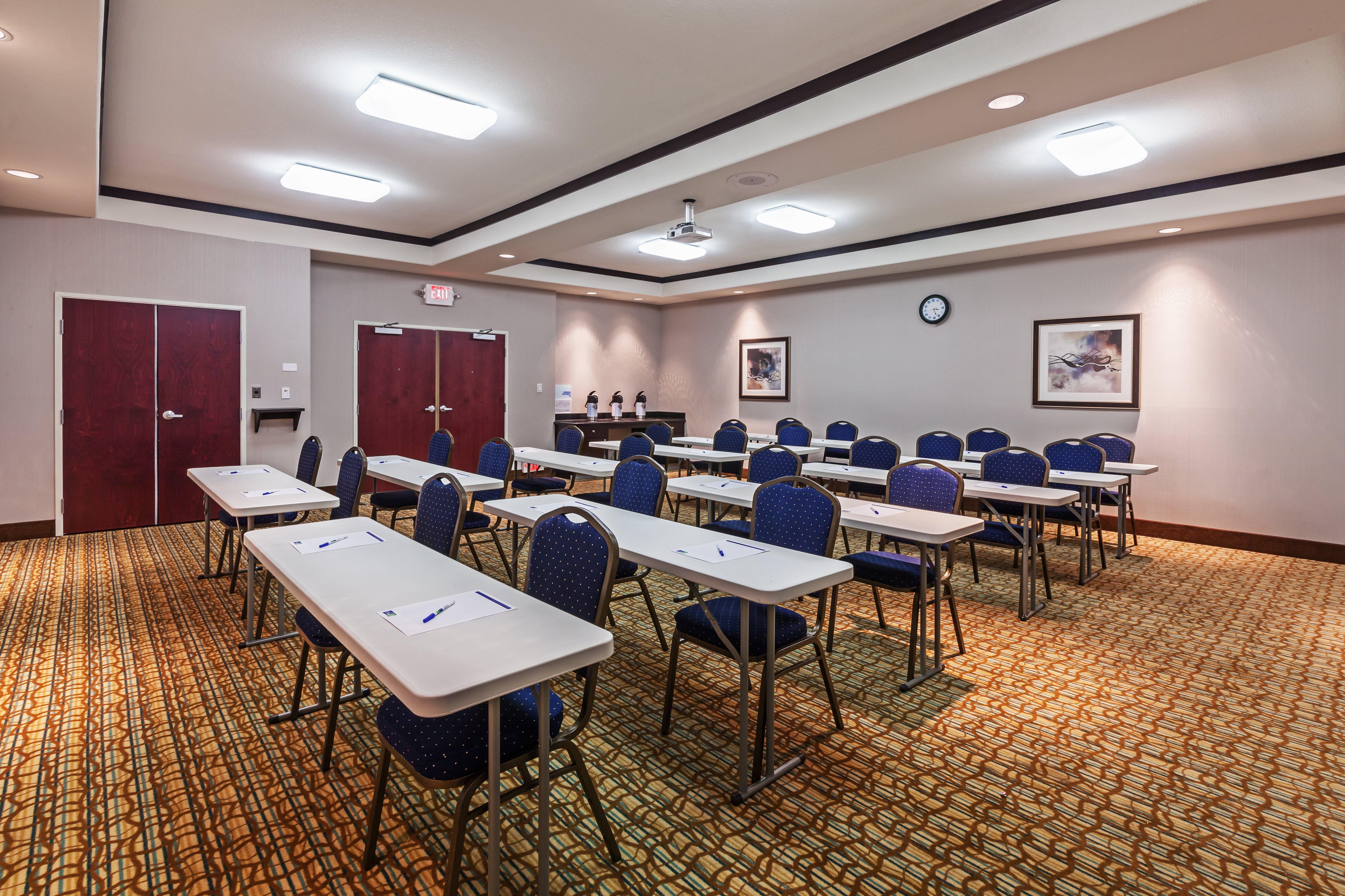 Holiday Inn Express & Suites Cleveland By Ihg Exterior foto