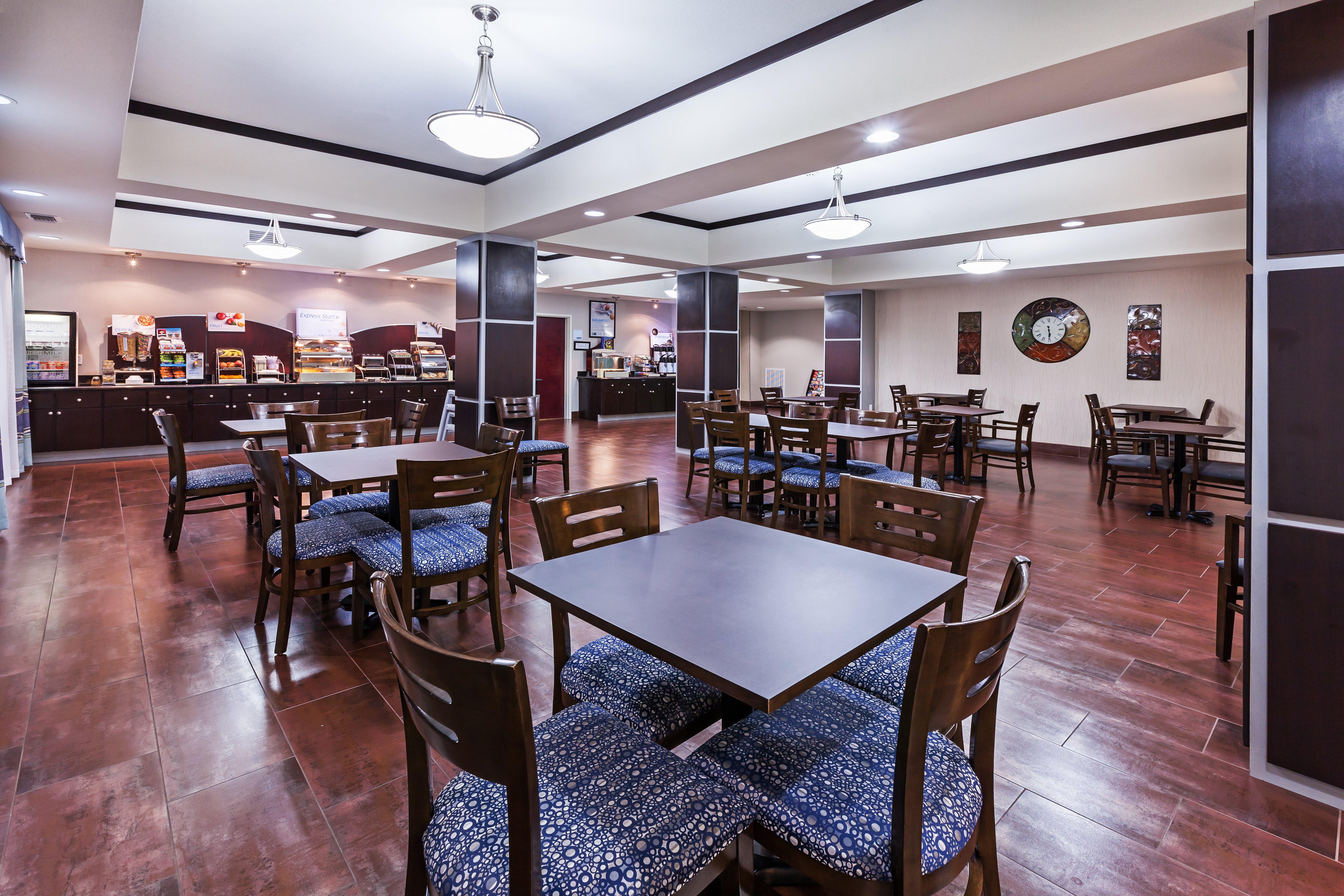 Holiday Inn Express & Suites Cleveland By Ihg Exterior foto
