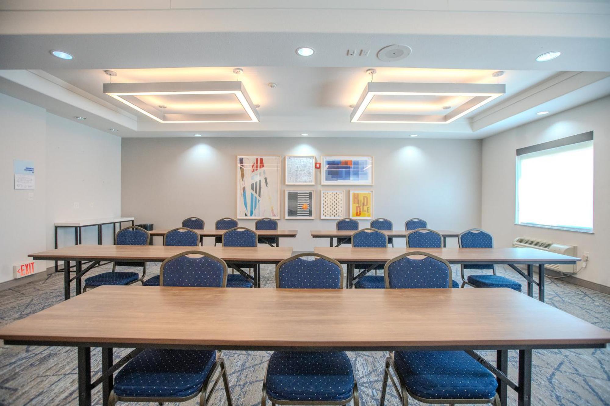 Holiday Inn Express & Suites Cleveland By Ihg Exterior foto