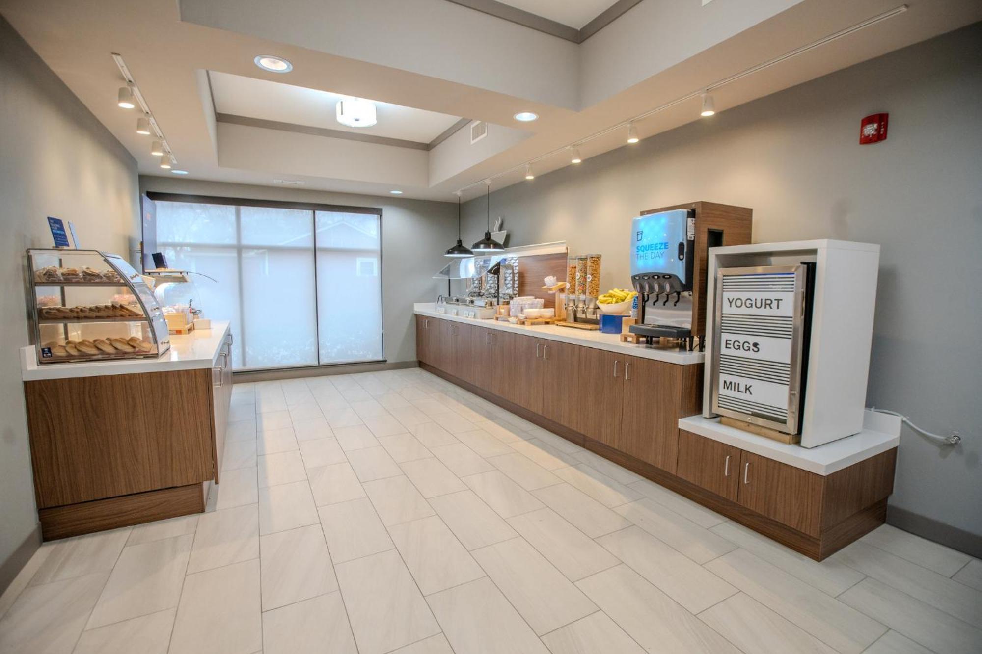 Holiday Inn Express & Suites Cleveland By Ihg Exterior foto