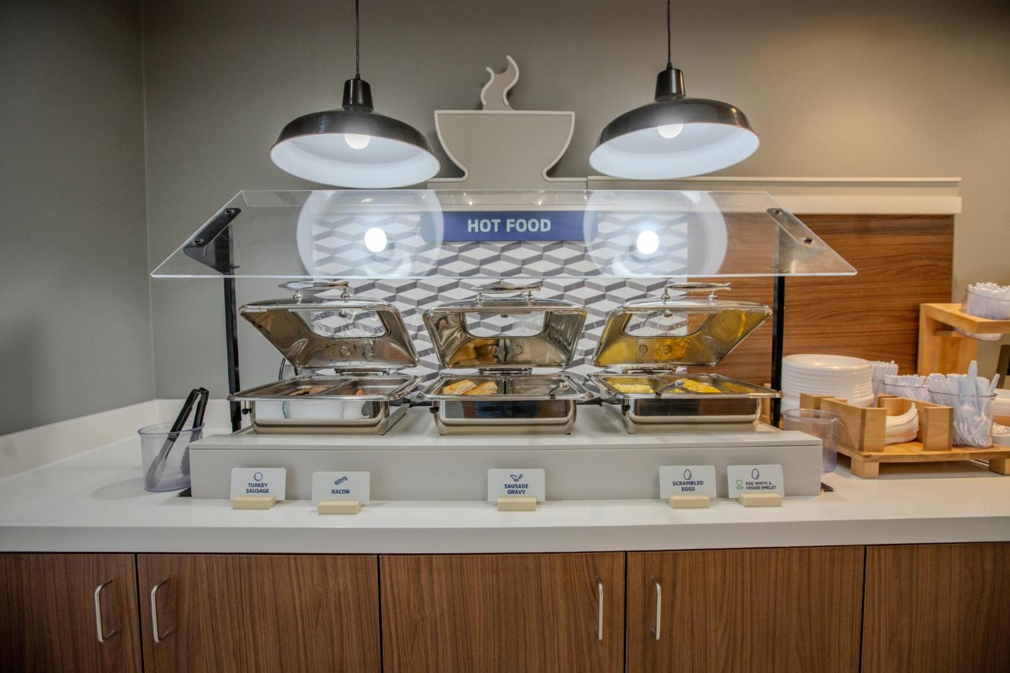 Holiday Inn Express & Suites Cleveland By Ihg Exterior foto