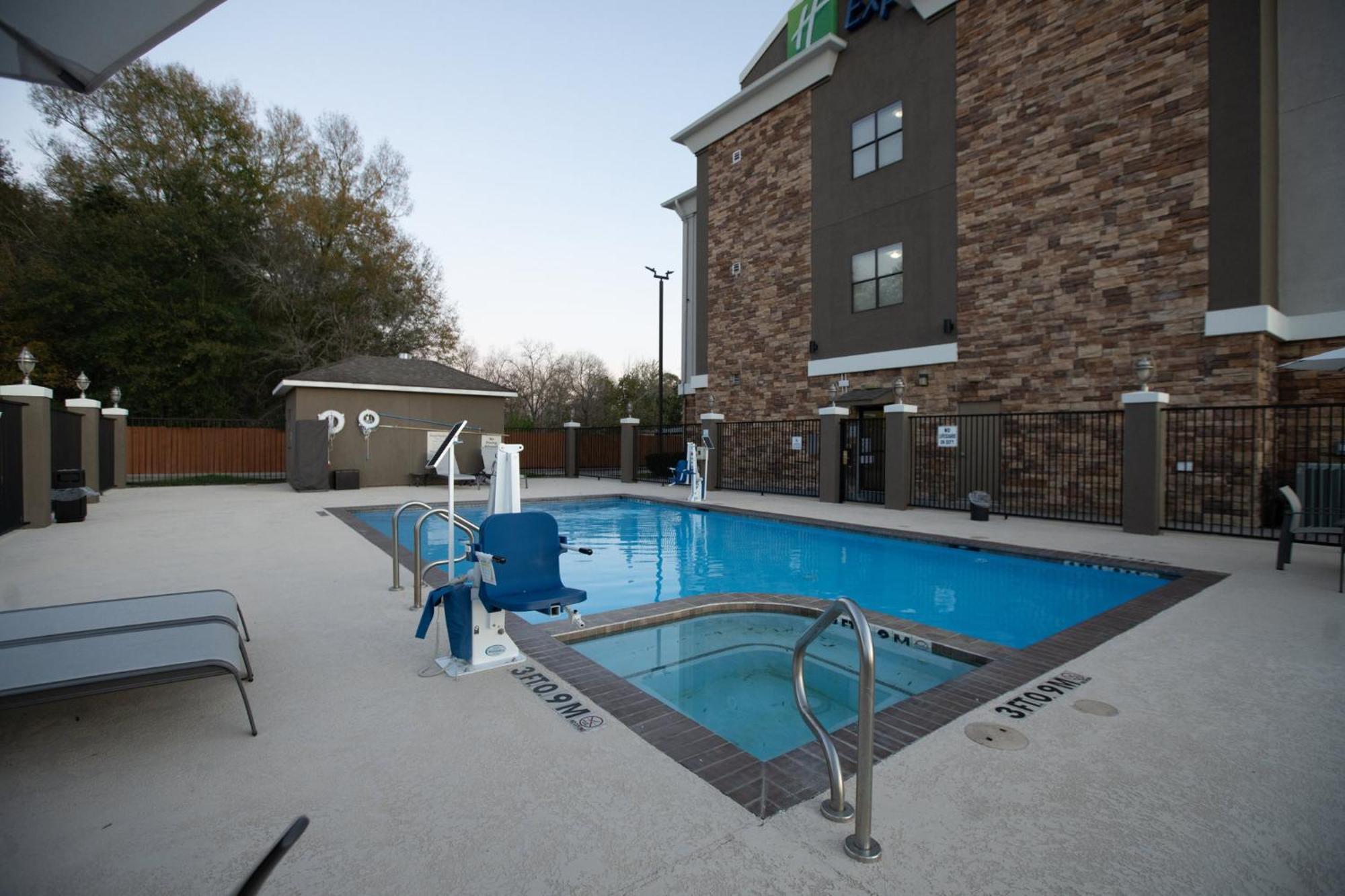 Holiday Inn Express & Suites Cleveland By Ihg Exterior foto