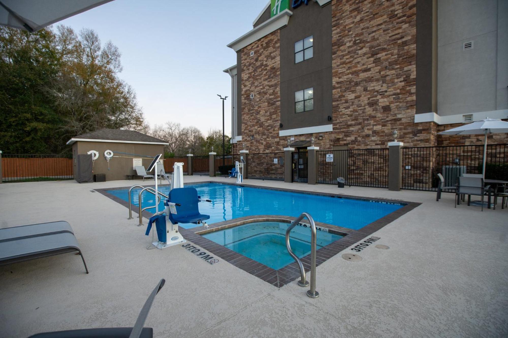 Holiday Inn Express & Suites Cleveland By Ihg Exterior foto