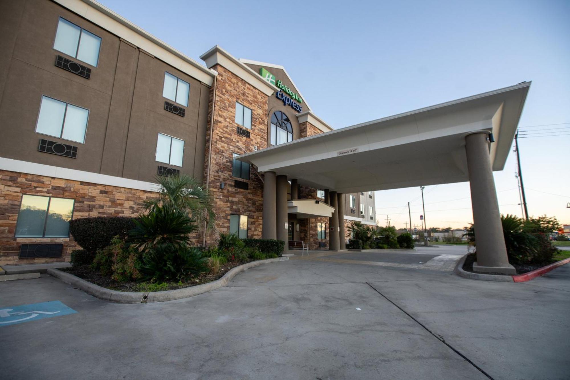 Holiday Inn Express & Suites Cleveland By Ihg Exterior foto